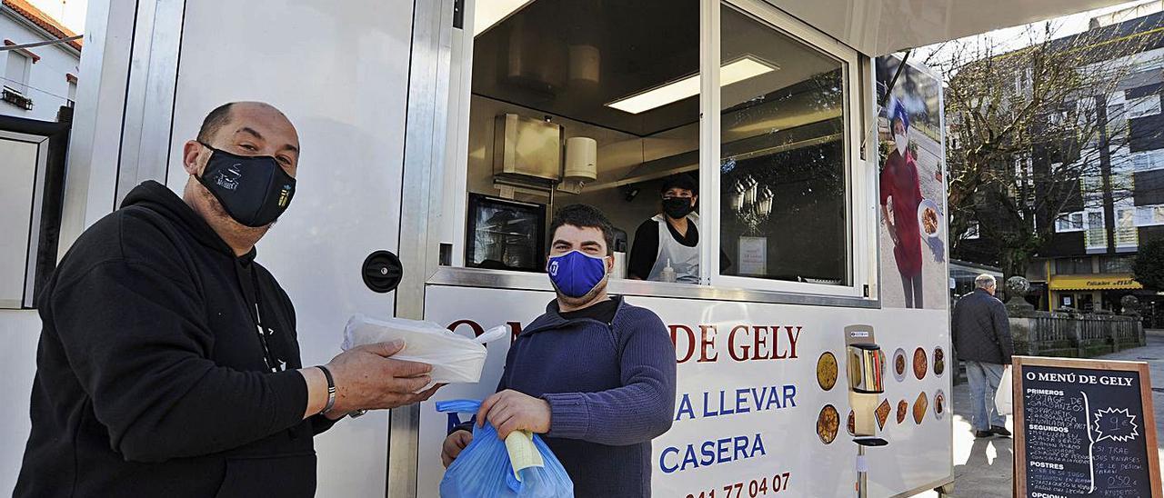 Clientes recogen comida 
en el remolque de O Menú 
de Gely.   | // BERNABÉ/JAVIER LALÍN