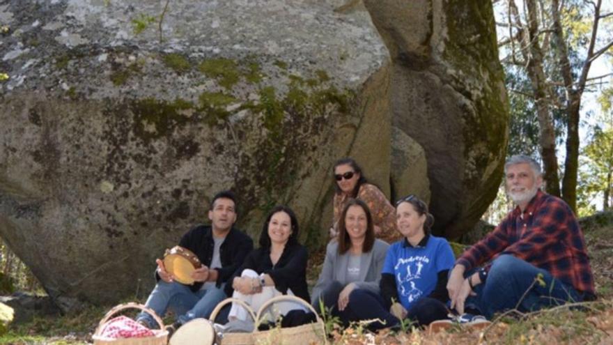 Un grupo de romeros ante el Con da Ventureira.