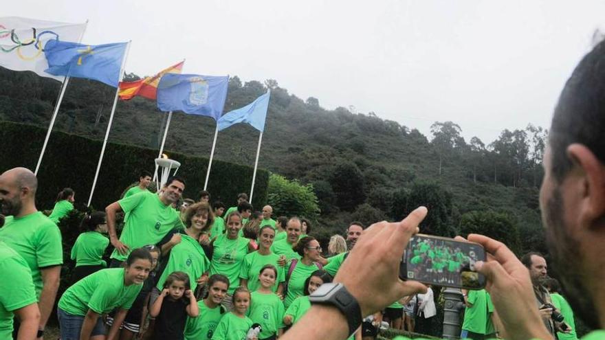 Algunos de los deportistas que participaron en el recorrido y encendido de la antorcha &quot;olímpica&quot;.