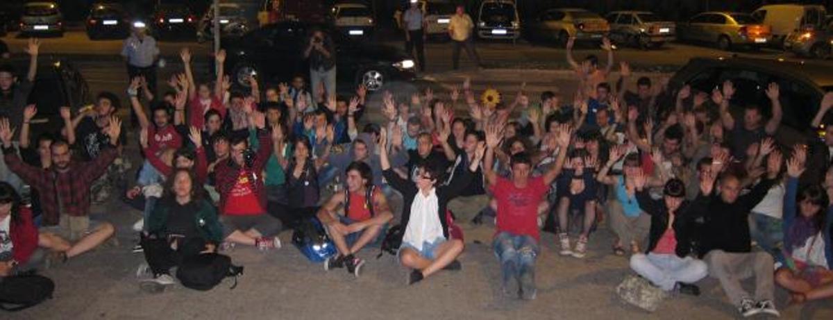 Alrededor de un centenar de personas del llamado '15M' han protagonizado esta medianoche una sentada frente al hotel donde se concentran los 'populares' murciano