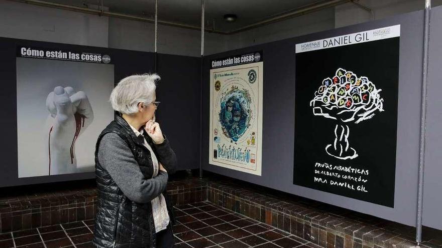 Una mujer contempla un cartel de la exposición &quot;XX motivos para Motiva&quot;.