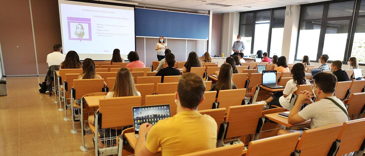 Estudiantes en un aula del campus de Elche de la Universidad Miguel Hernández, en una imagen del inicio del presente curso académico. |