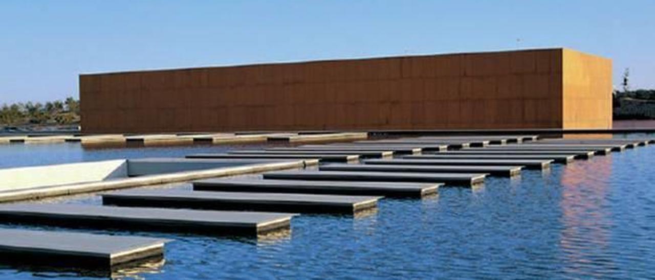 El Museo de la Universidad de Alicante es característico por su lámina de agua y su caja de madera.