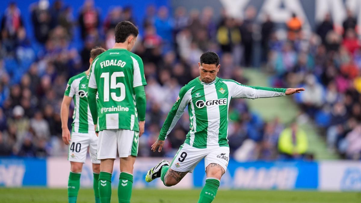 Chimy Ávila, Fidalgo y Ángel Ortiz, en el Getafe-Betis de LaLiga EA Sports en el Coliseum