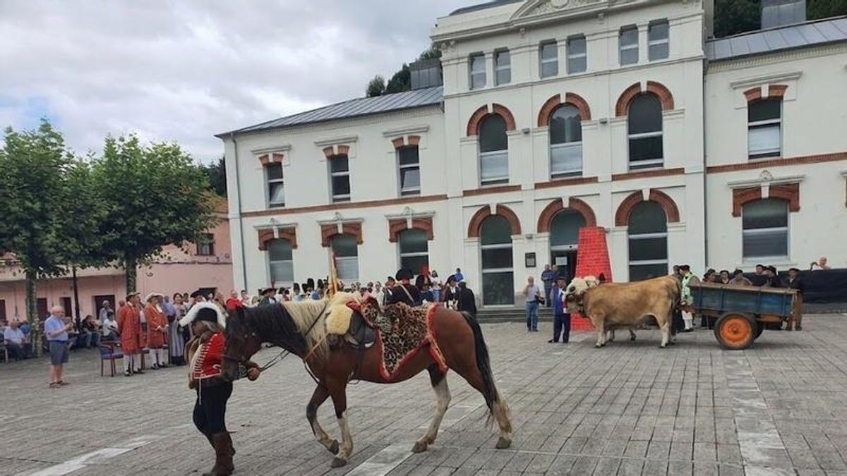 Recreación del encendido del primer horno alto de Trubia celebrada en La Plazoleta frente a La Fábrica