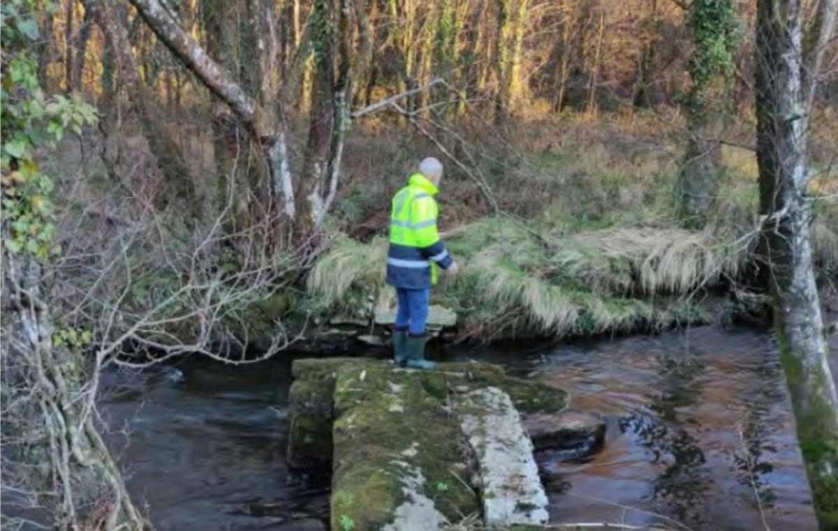 Nueva ruta por el Mandeo: Curtis acondiciona una senda de tres kilómetros a orillas del río