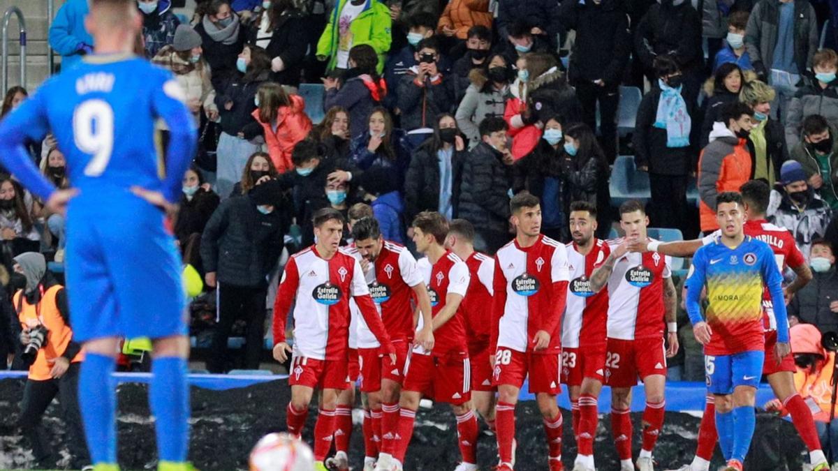 Los jugadores del Celta celebran el gol de la victoria, obra de Santi Mina, ante la decepción de sus rivales.