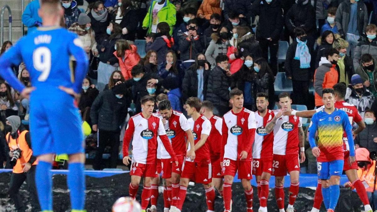 Los jugadores del Celta celebran el gol de la victoria ante el Andorra.