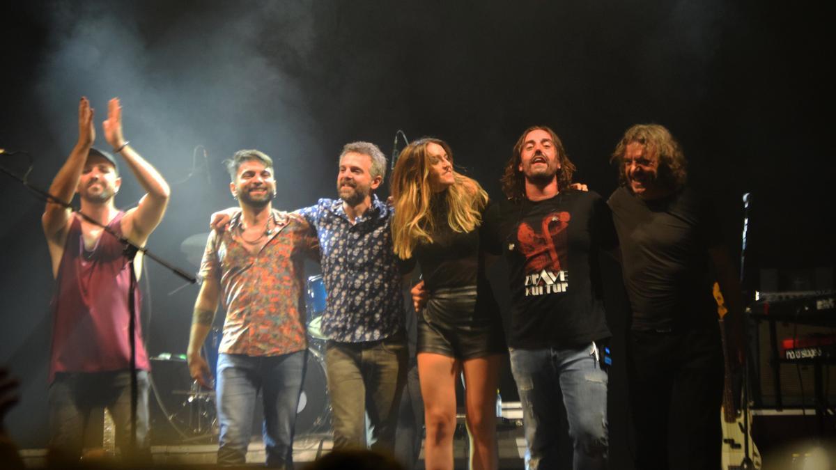 Andrés Suárez, con los componentes de su banda tras el concierto.