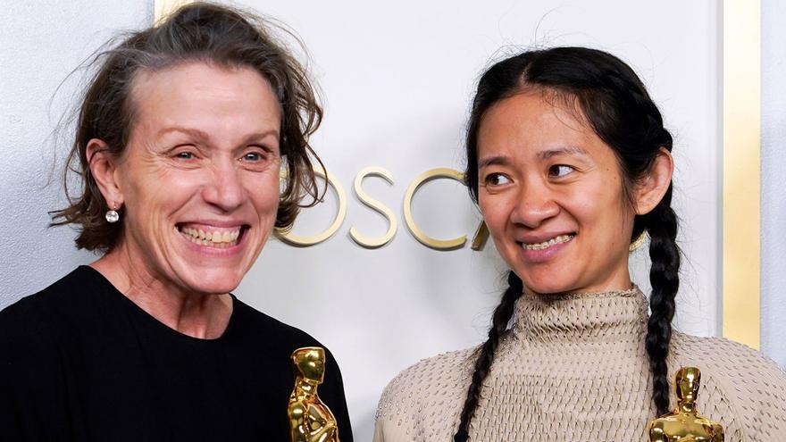 Frances McDormand y Chloé Zhao posan con sus premios Oscar