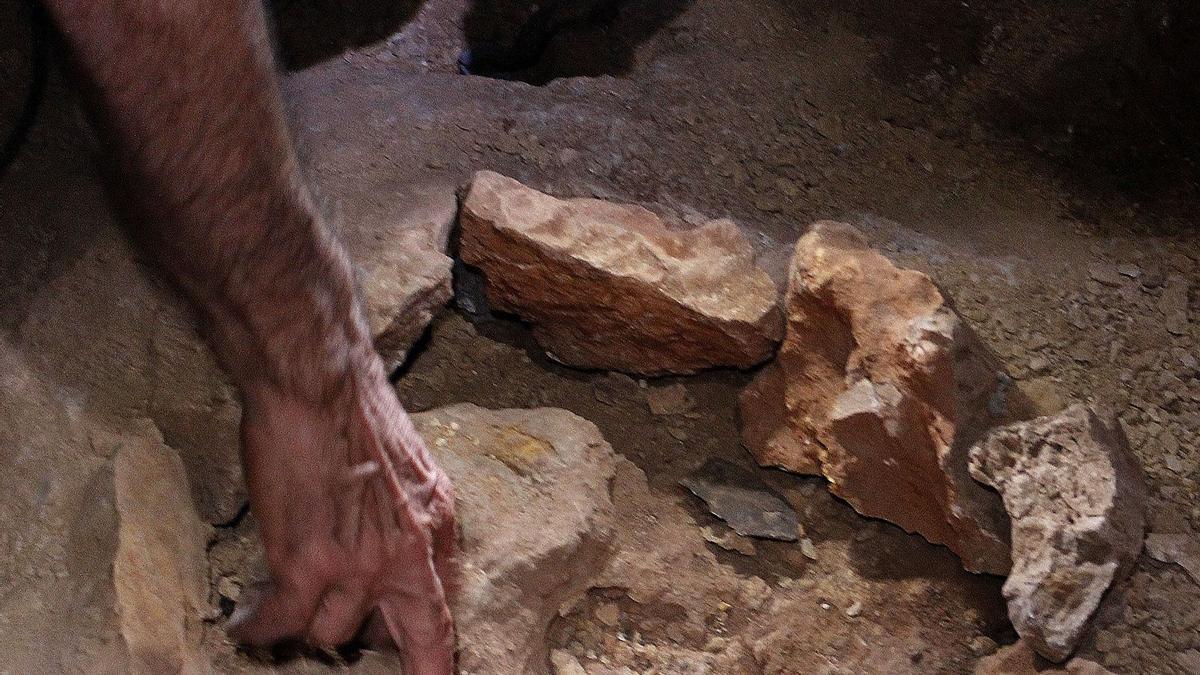 Lámpara neandertal de grasa en el vecino yacimiento de las Cuevas de La Araña, en 2015.