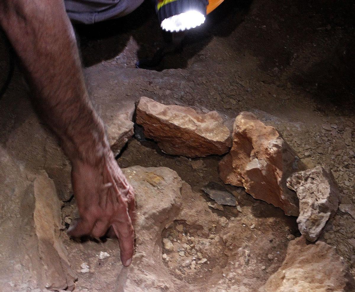 Lámpara neandertal de grasa en el vecino yacimiento de las Cuevas de La Araña, en 2015.