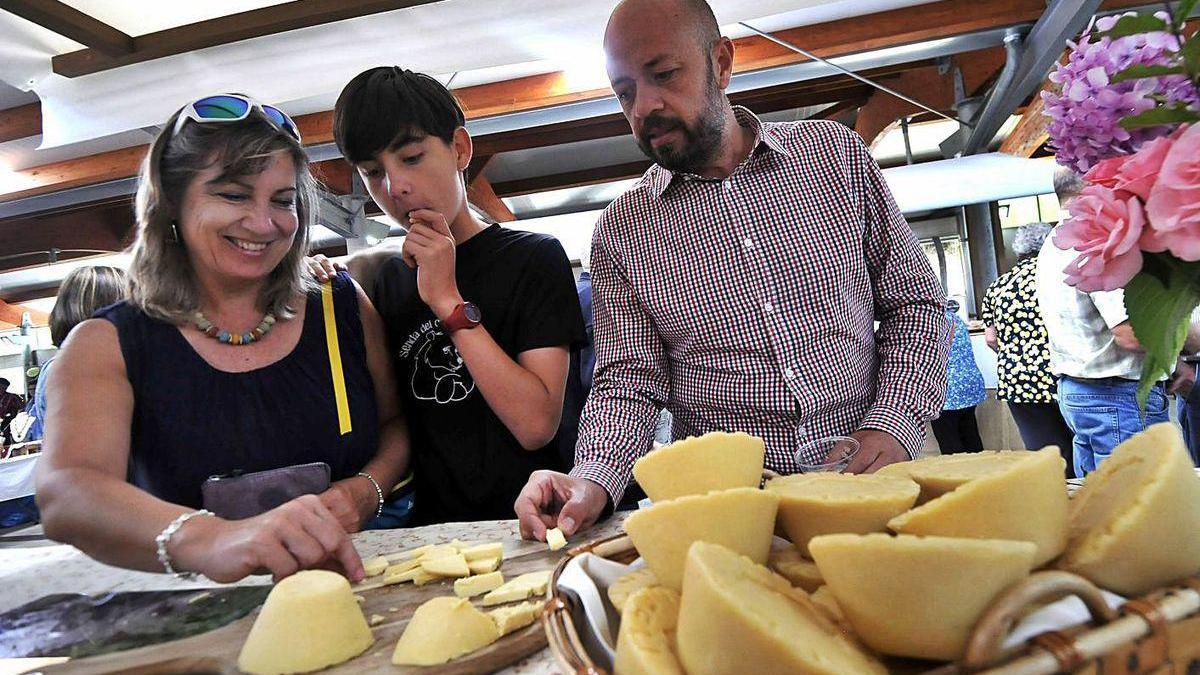 Un puesto de venta de queso casín en una de las últimas ediciones del certamen que se celebra en Campo de Caso.