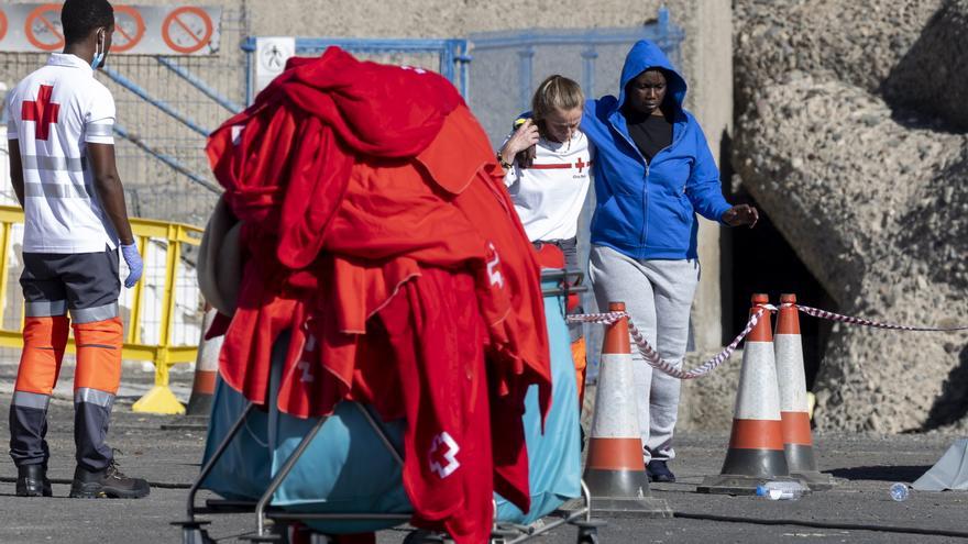 Dos muertos y unas quince personas en estado crítico en un cayuco rescatado al sur de Gran Canaria