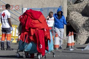 Dos migrantes muertos en un cayuco rescatado cerca de Gran Canaria