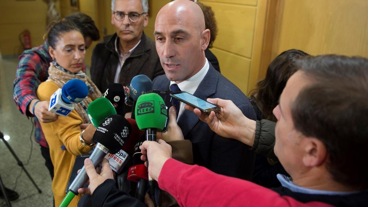 Luis Rubiales, presidente de la Real Federación Española de Fútbol (RFEF), atiende a los periodistas.
