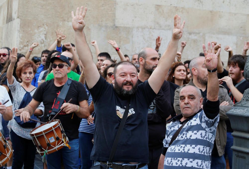 Una protesta ultra revienta la manifestación del Nou d'Octubre en València