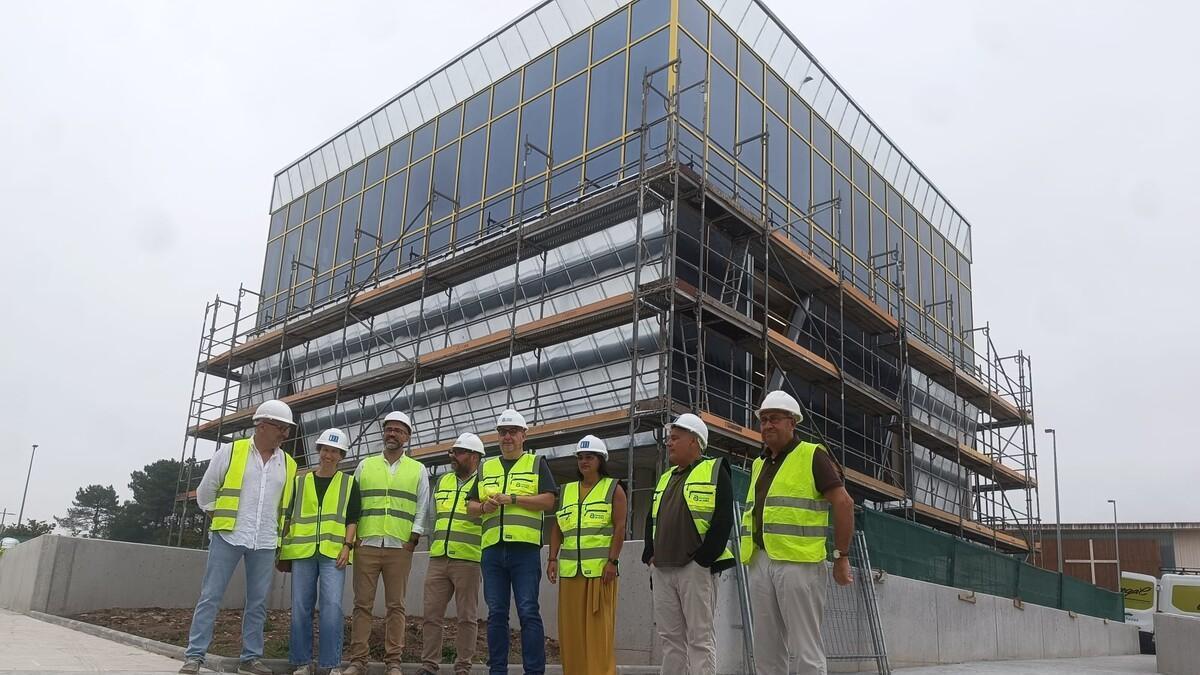 Autoridades y ténicos anunciaron el próximo fin de obras en el multifuncional de Milladoiro, a su espalda