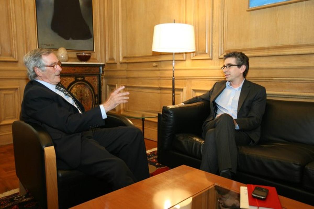 El alcalde de Barcelona, Xavier Trias (izquierda) y el líder del grupo municipal del PSC, Jordi Martí, durante una reunión en el ayuntamiento.