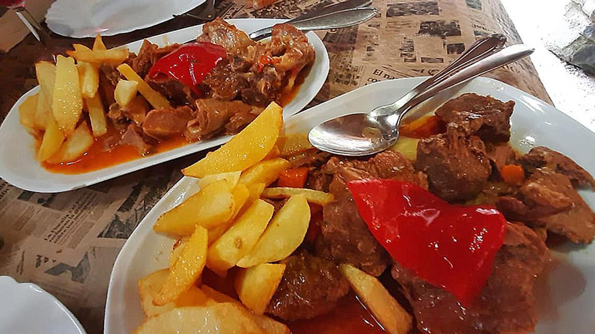 El cabrito y la carne guisada, junto con la fabada y el pote asturiano son cuatro de algunos de los platos con más demanda en Casa Generosa en Pedroveya (Quirós)
