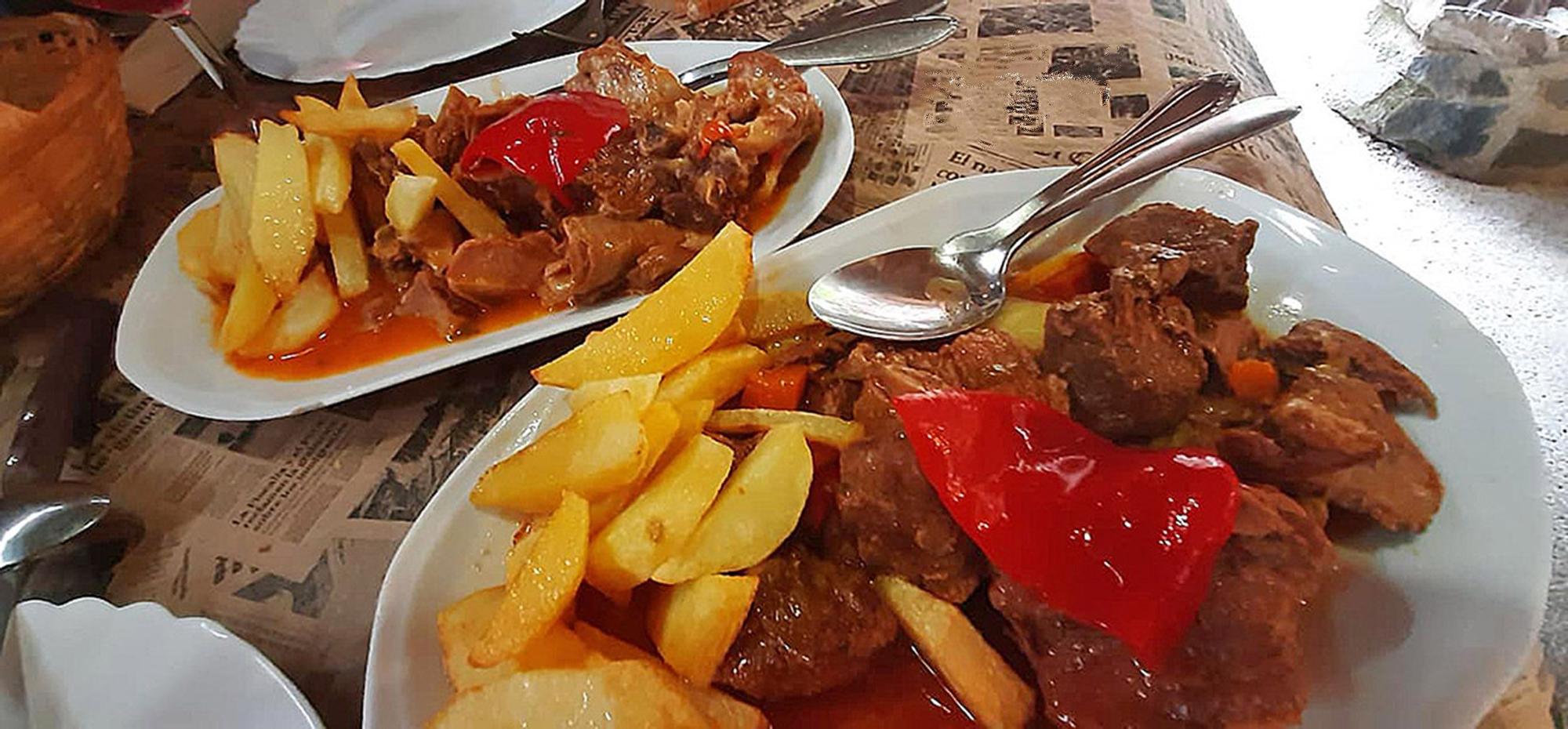 El cabrito y la carne guisada, junto con la fabada y el pote asturiano son cuatro de algunos de los platos con más demanda en Casa Generosa en Pedroveya (Quirós)