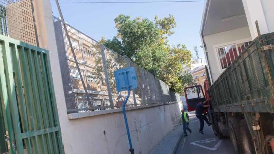 El barracón llegó en módulos prefabricados en camiones y se cortó la calle durante toda la jornada.