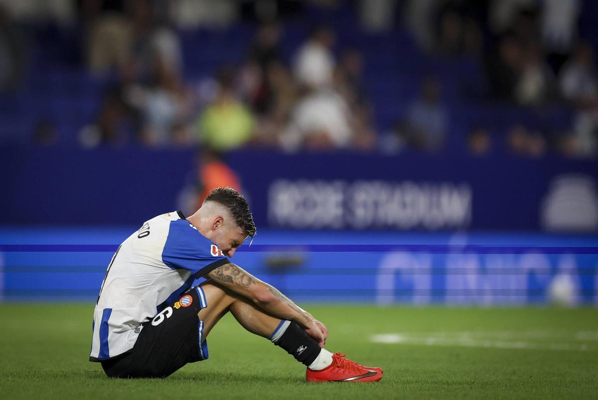 Roberto Fernández, abatido tras la derrota contra el Elche