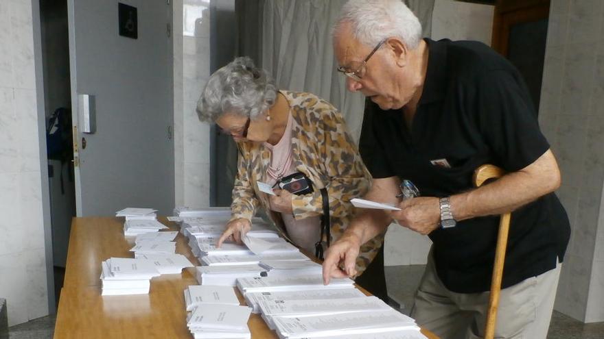 Dos electors trien paperetes de votació al barri de Montserrat d&#039;Igualada, el 2015