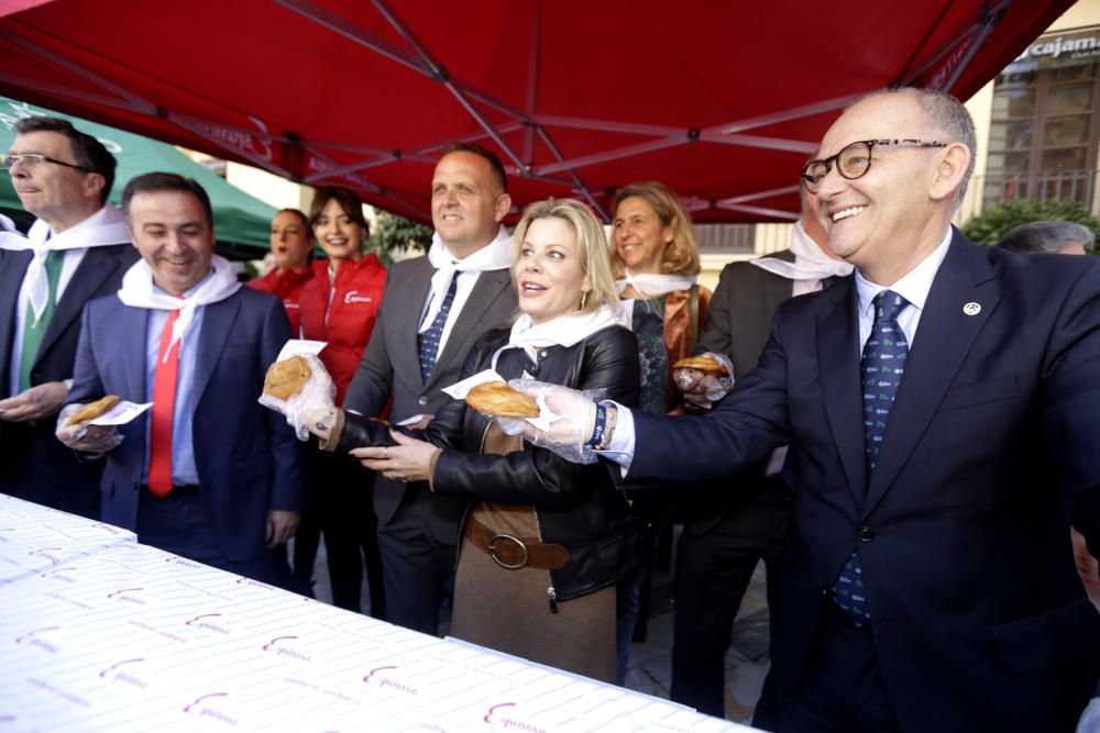 Presentación del cartel del Entierro de la Sardina y posterior reparto de pasteles de carne