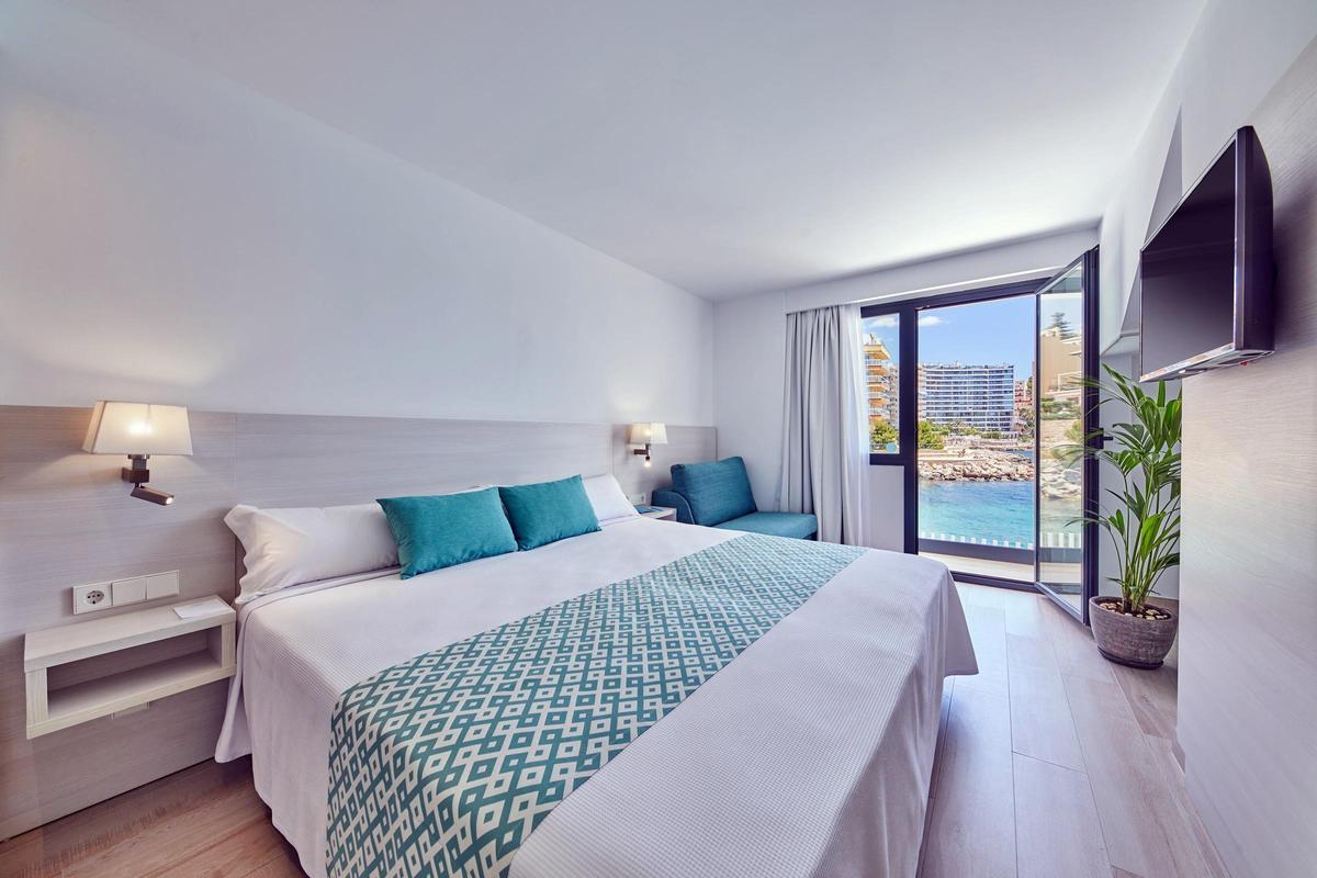 En Calanova Sport Residence, cada despertar llega con la brisa marina y vistas al puerto. Un refugio pensado para desconectar sin renunciar al confort.