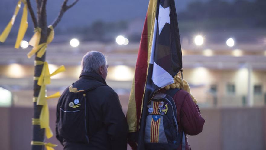 Dues persones, davant la presó de Lledoners.