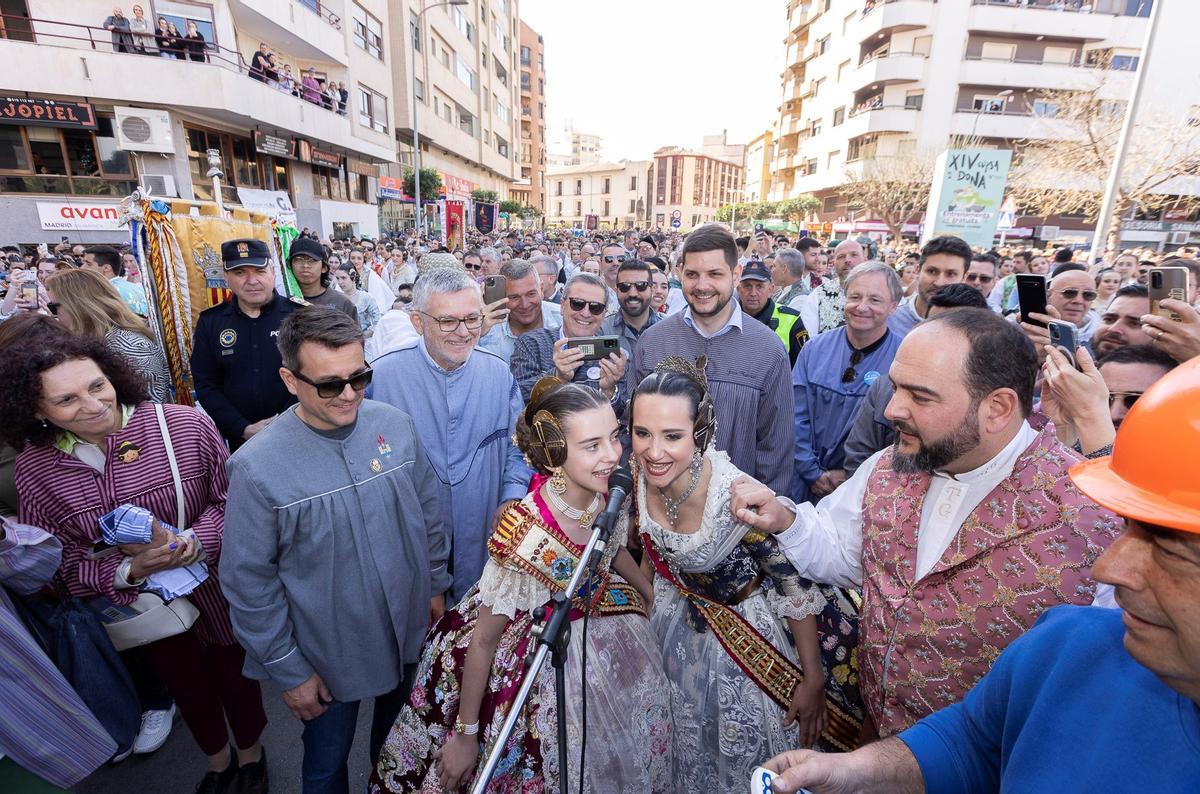 Las Falleras Mayores ordenan el disparo de la mascletà, este jueves.