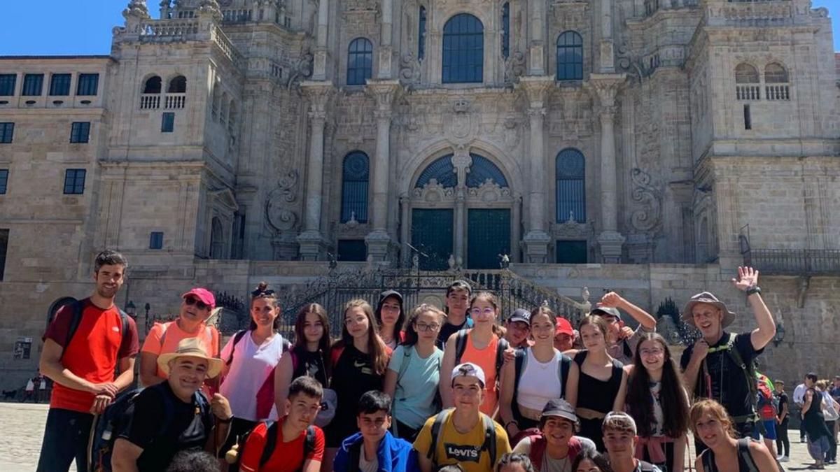 El grupo, junto a la Catedral de Santiago de Compostela. | Cedida