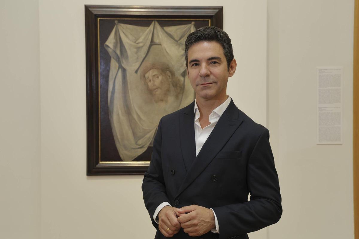 El director del museo, frente a la Santa Faz de Zurbarán.
