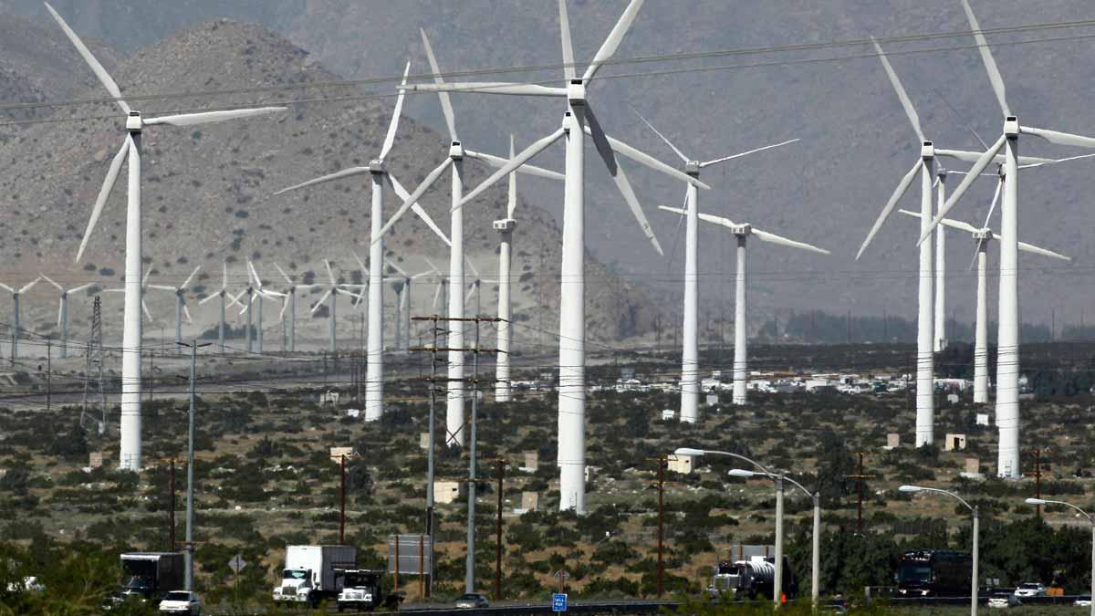 Aerogeneradores cerca de la carretera 10 en Palm Springs, California