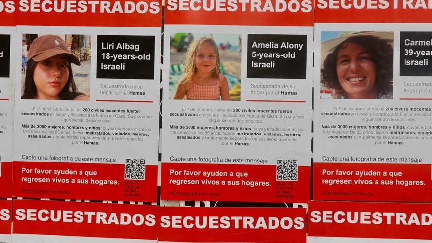 Colocan en la calle de las Barcas carteles con los israelís secuestrados por Hamás