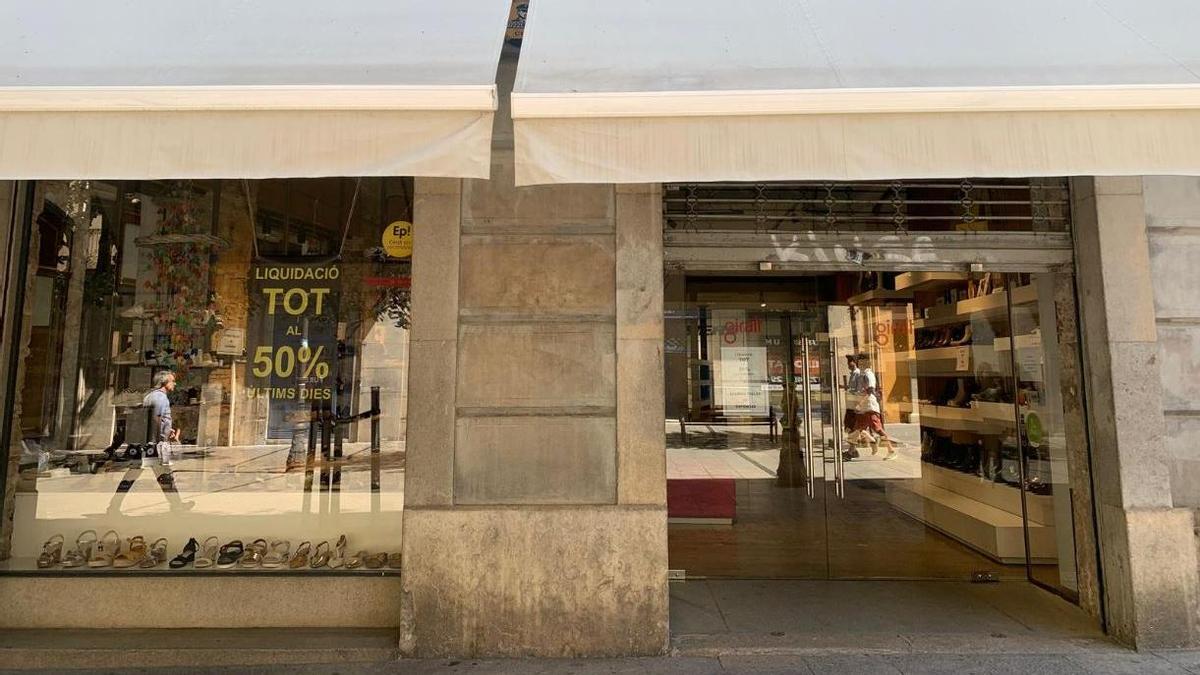 La sabateria Giralt, ubicada a la Rambla de la Llibertat de Girona, abaixa la persiana definitivament.