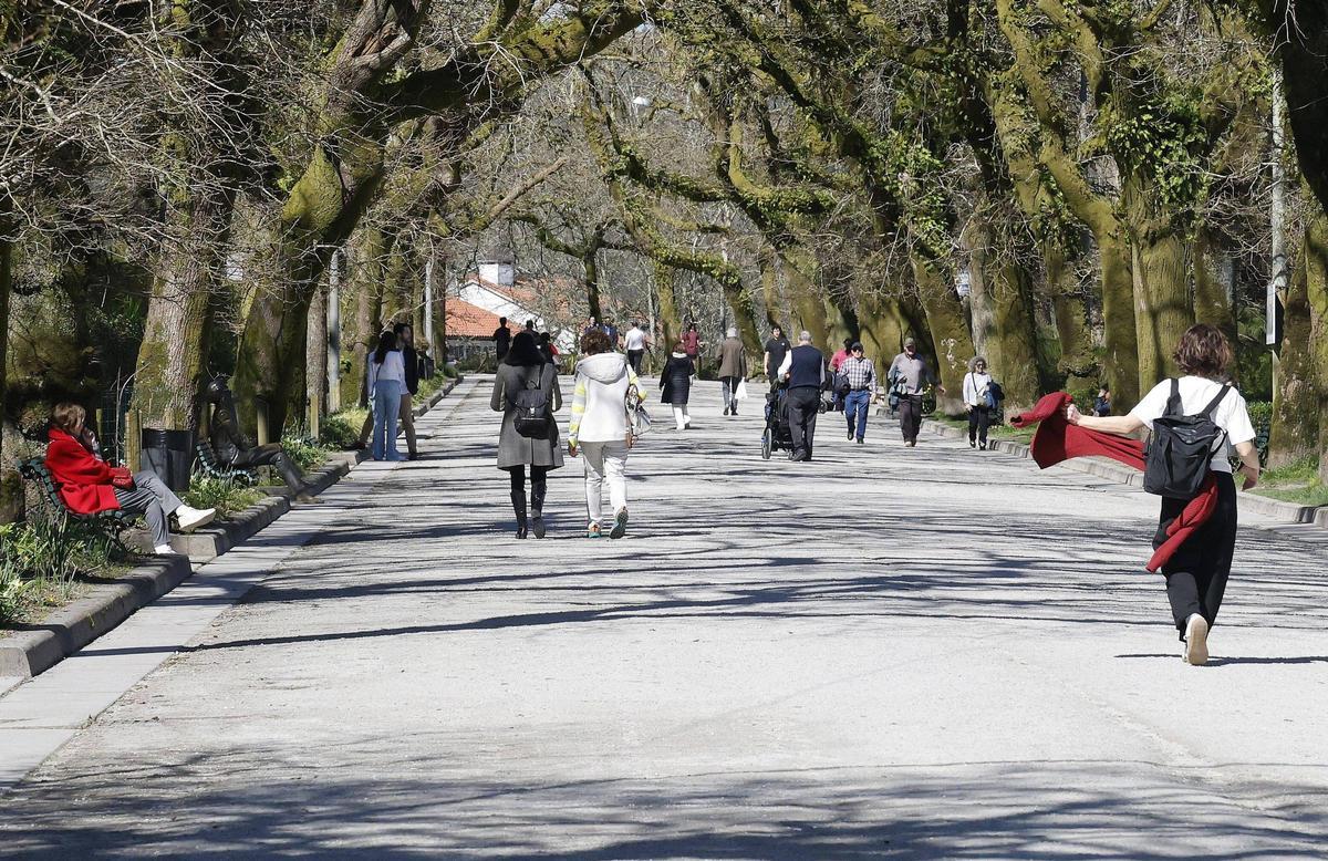 Persoas camiñando polo paseo central da Alameda e disfrutando do bo tempo, este luns 16 de marzo.