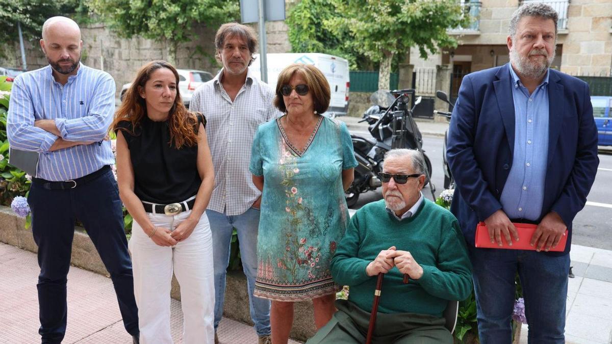 Los padres de Déborah, dos de sus hermanos y sus abogados Ramón e Ignacio Pérez Amoedo, el pasado julio, en Alcabre, cuando anunciaron que habían pedido el archivo de la causa judicial