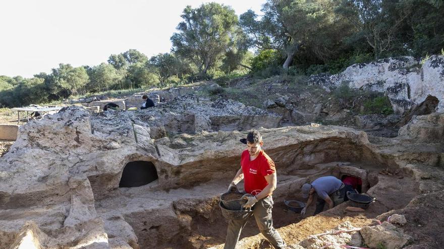 Descubrimiento en la necrópolis de Son Sunyer: Un interrogante en un plano de los años 60 puso tras la pista a los arqueólogos