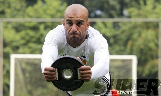 La plantilla entrena bajo la lluvia con el 'shock'