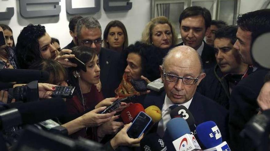 Montoro, ayer en la sede de la CEOE, es preguntado por la AIReF.