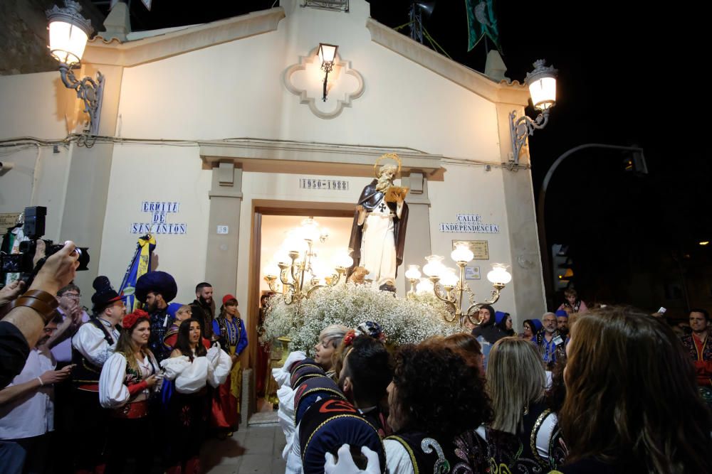 Miles de devotos festeros acompañaron al santo anacoreta en la sobria y tradicional Procesión