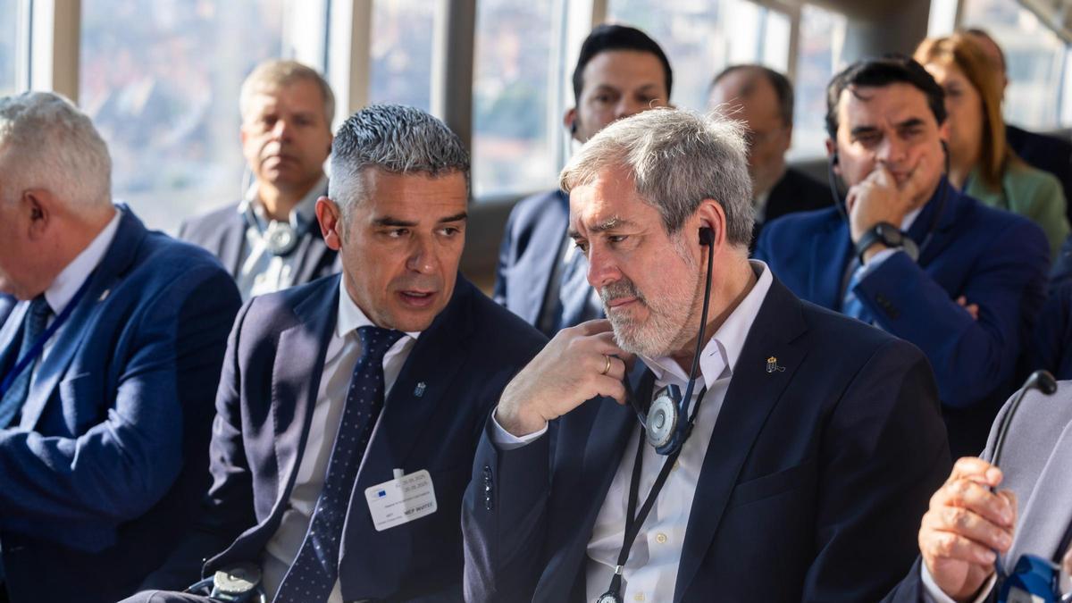 El consejero de Agricultura, Narvay Quintero, conversa con el presidente del Gobierno de Canarias, Fernando Clavijo, durante el Foro Posei.