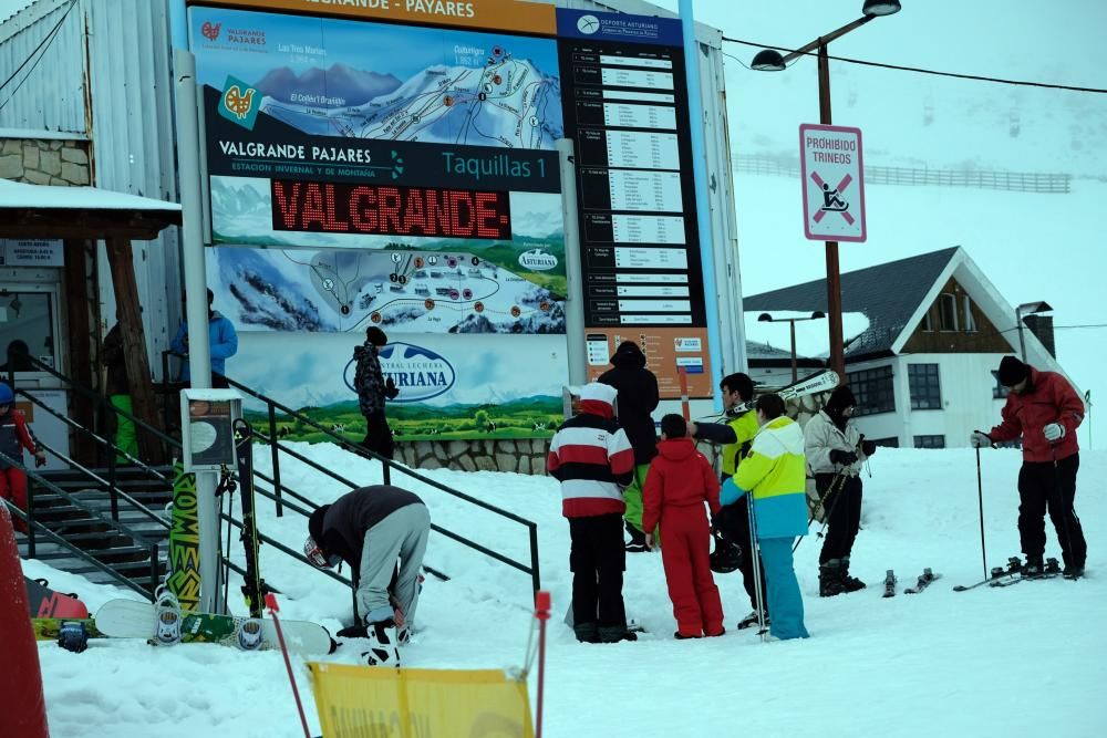 Multitud de esquiadores en Pajares en el domingo tras el temporal de nieve.
