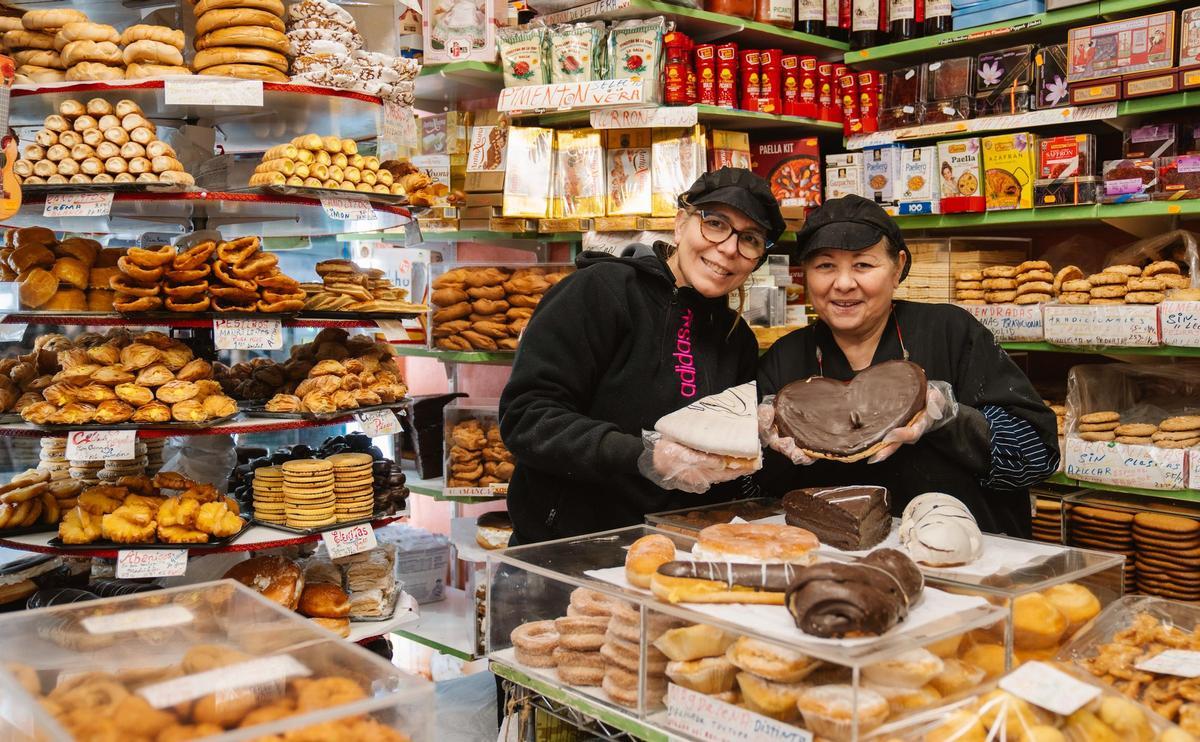 Rosa y Alejandra posan con algunos de los productos estrella de Mantequería Bermejo, en Madrid: pepitos, cuernos o cuñas rellenas de crema o chocolate.