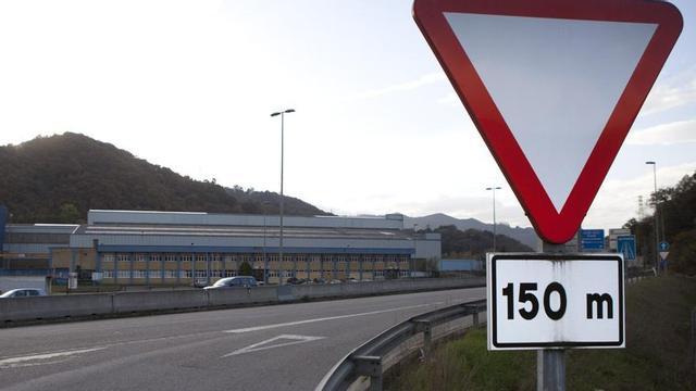 Al fondo, el recinto de Duro Felguera en Barros (Langreo). | FERNANDO RODRÍGUEZ