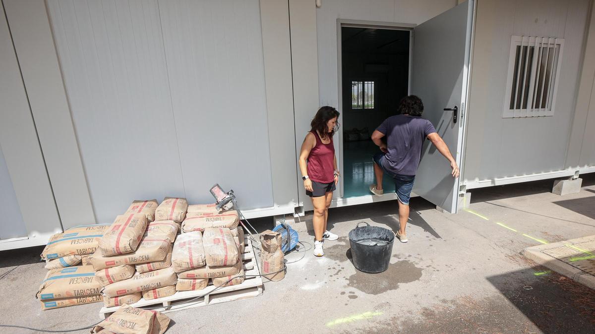 Obras y barracones sin acabar en el colegio "Santo Ángel de la Guarda"