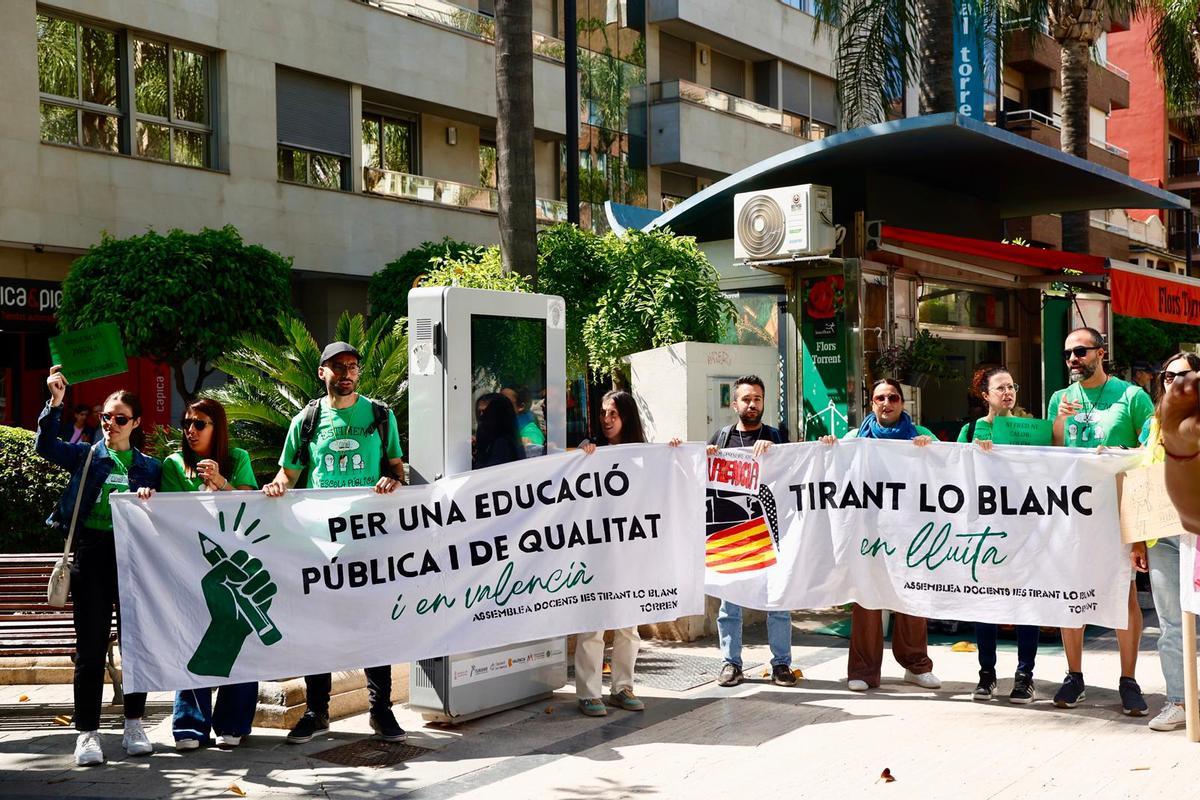 Cerca de 500 personas marchan en Torrent para defender la educación pública
