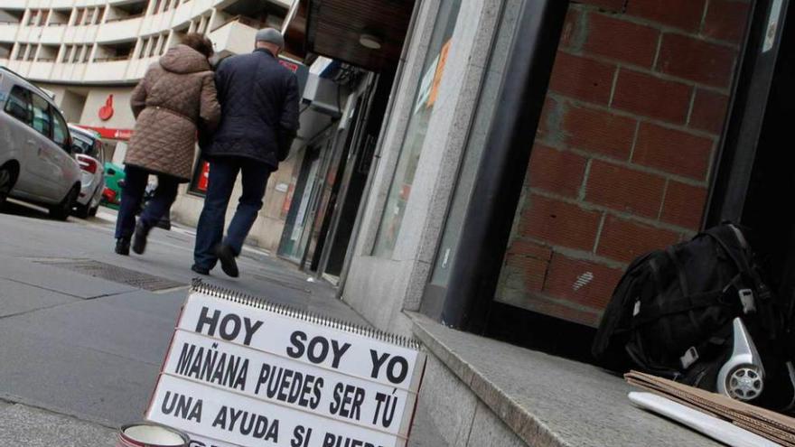 Un indigente pide una ayuda en una calle de Gijón.